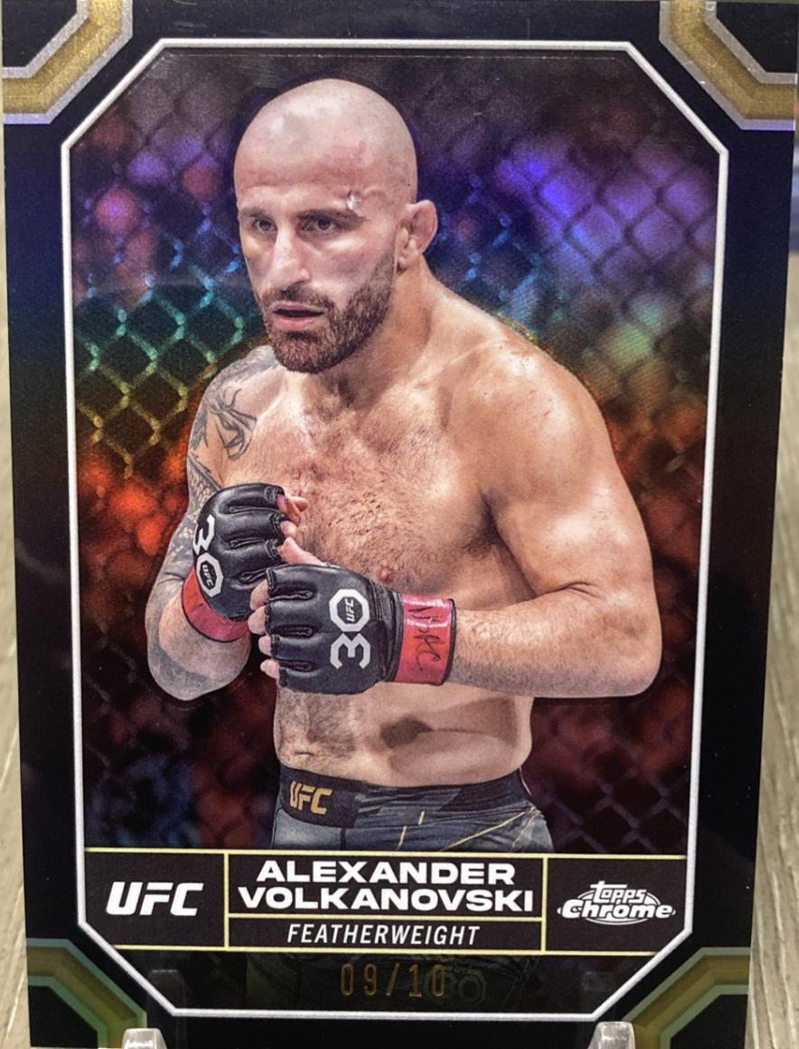 Alexander Volkanovski 2024 Topps Chrome UFC Base #7 Black Refractor