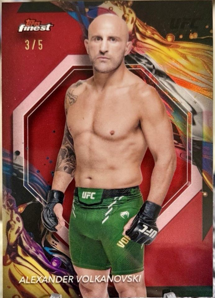 Alexander Volkanovski 2024 Topps Finest UFC Base Uncommon #136 Red Refractor