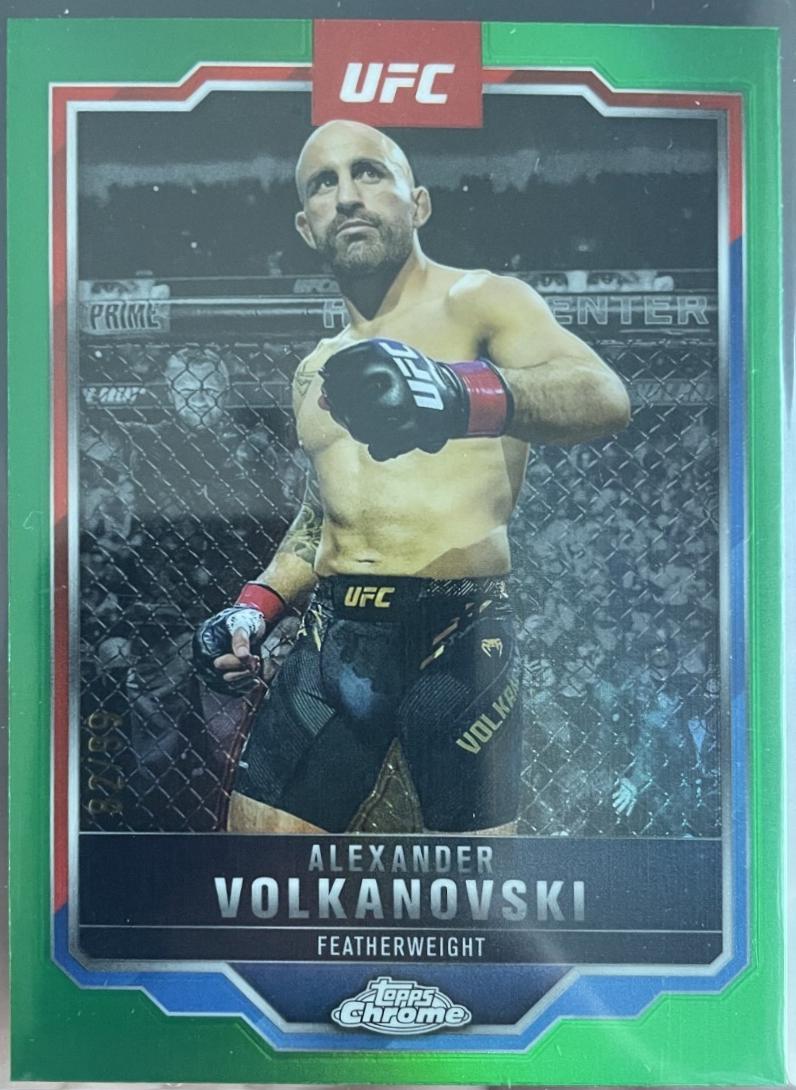 Alexander Volkanovski 2025 Topps Chrome UFC Base #18 Green Refractor