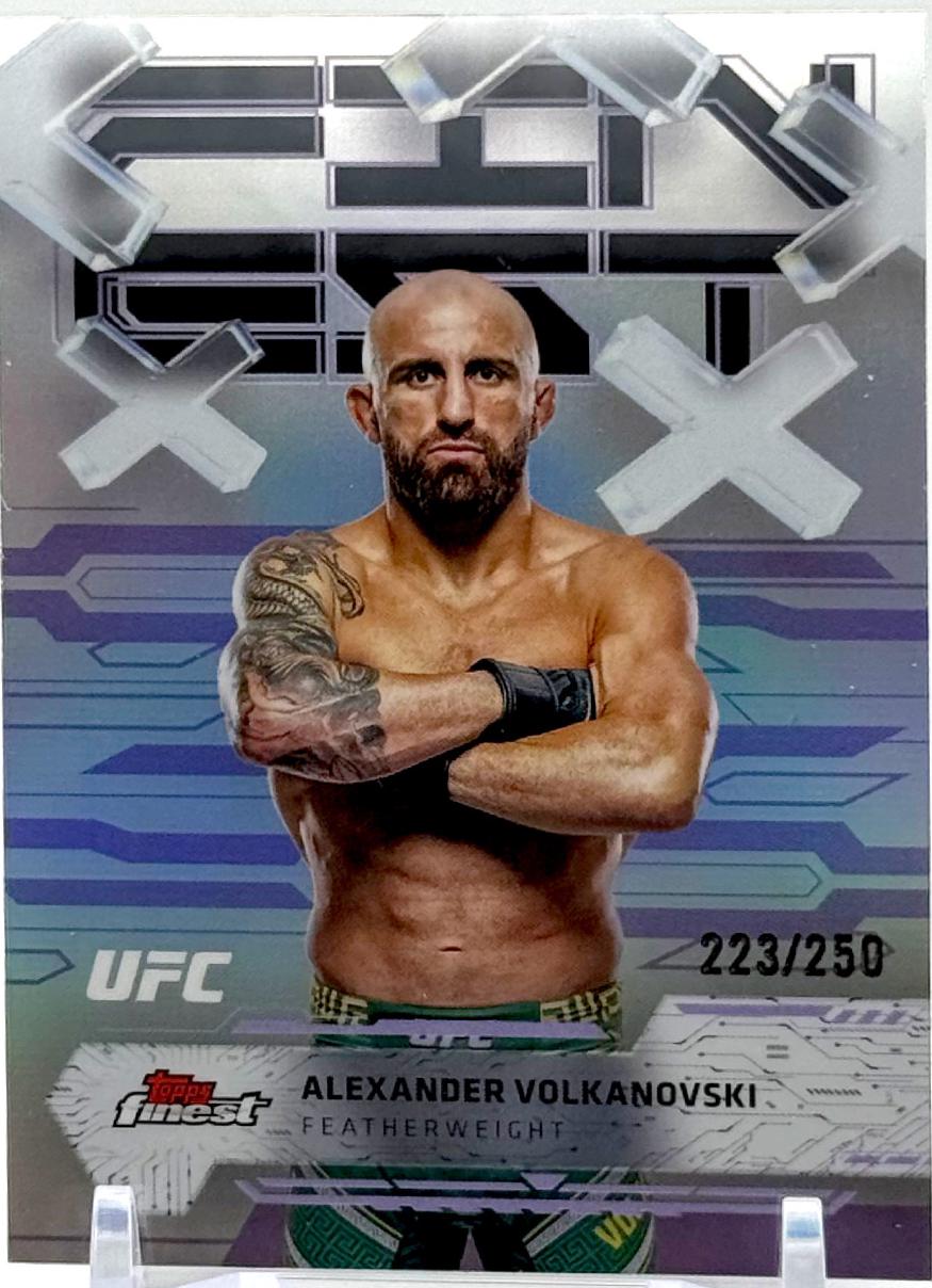 Alexander Volkanovski 2025 Topps Finest UFC Base Common #90 Purple Refractor