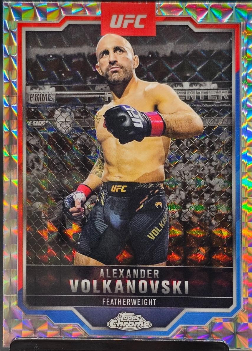 Alexander Volkanovski 2025 Topps Chrome UFC Base #18 Geometric Refractor