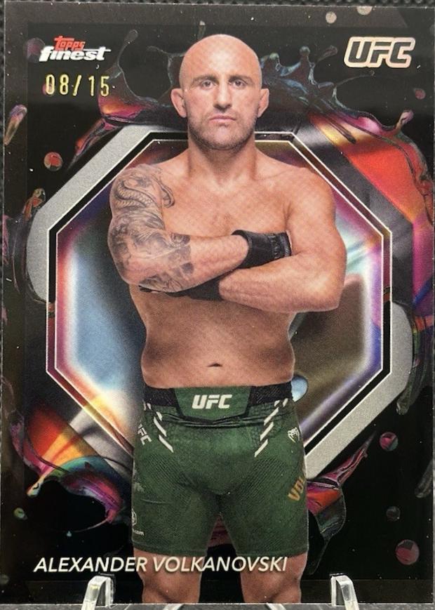 Alexander Volkanovski 2024 Topps Finest UFC Base Uncommon #136 Red Black Vapor Refractor