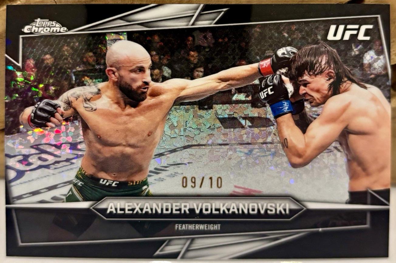 Alexander Volkanovski 2026 Topps Chrome UFC Base #30 Black Refractor