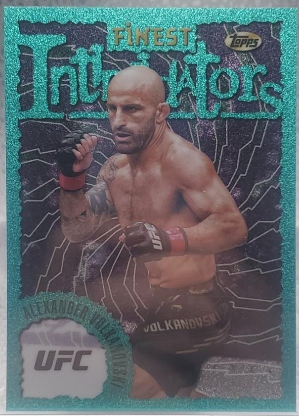 Alexander Volkanovski 2024 Topps Finest UFC Intimidators #INT-4 Green Shimmer Refractor