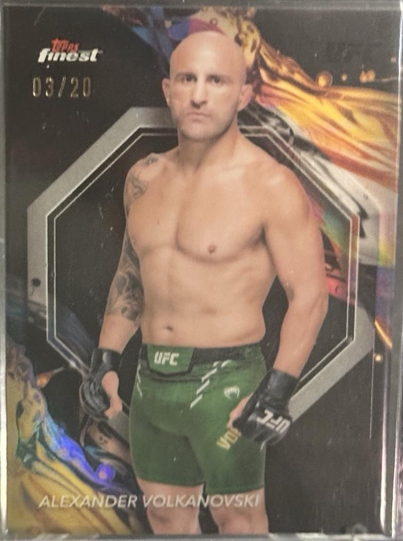 Alexander Volkanovski 2024 Topps Finest UFC Base Uncommon #136 Black Refractor