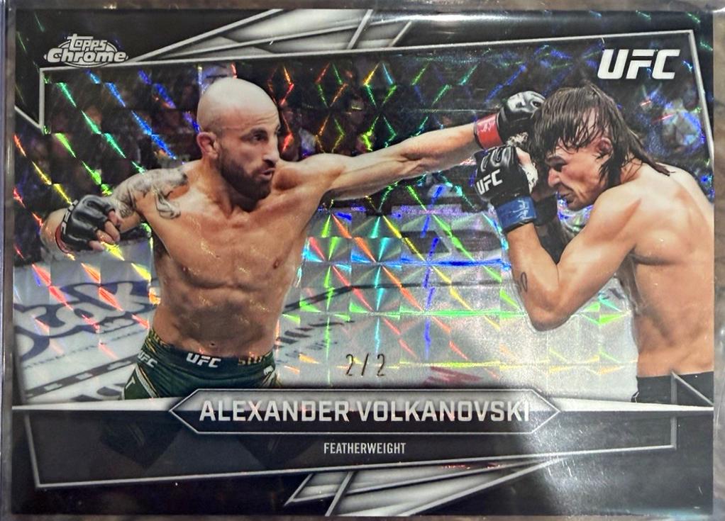 Alexander Volkanovski 2026 Topps Chrome UFC Base #30 Black Geometric Refractor