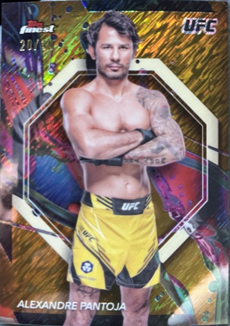 Alexandre Pantoja 2024 Topps Finest UFC Base Common #28 Gold Shimmer Refractor