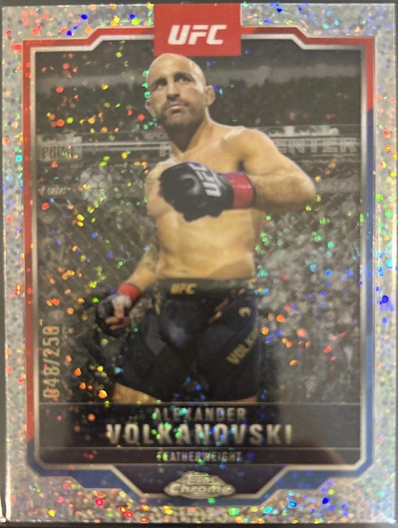 Alexander Volkanovski 2025 Topps Chrome UFC Base #18 Speckle Refractor