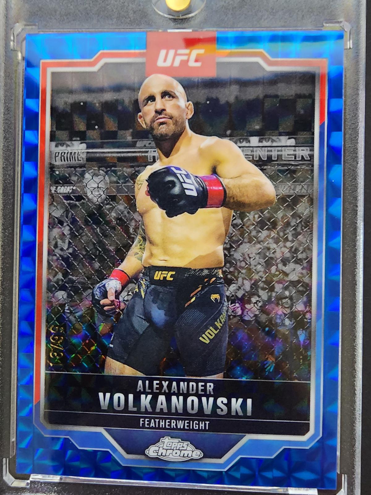 Alexander Volkanovski 2025 Topps Chrome UFC Base #18 Blue Geometric Refractor