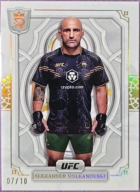Alexander Volkanovski 2024 Topps Royalty UFC Base #8 Gold
